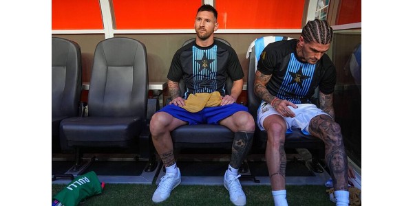 Lionel Messi estava muito feliz sentado no banco